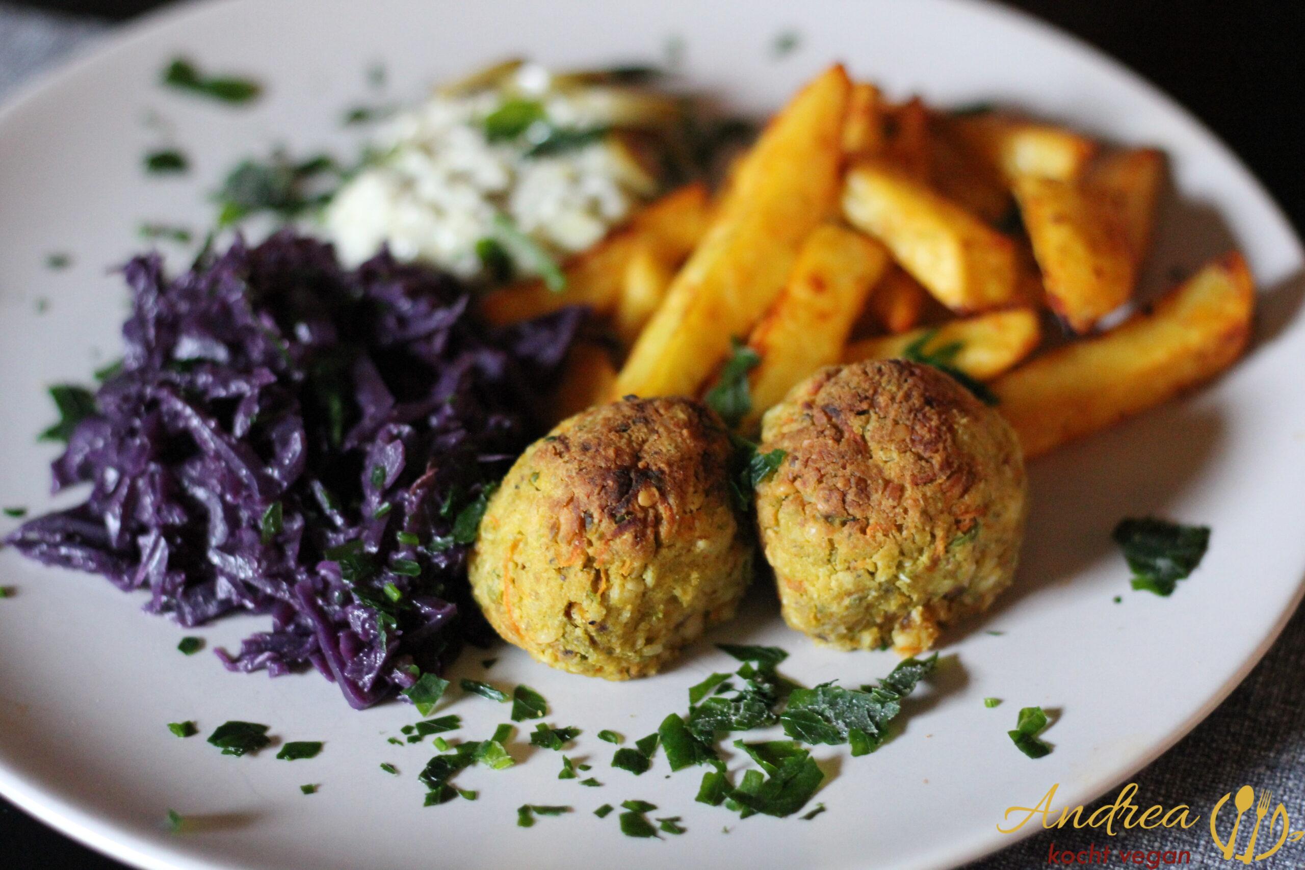 Gemüseknödel mit Kartoffelsticks und Rotkraut - Andrea kocht vegan